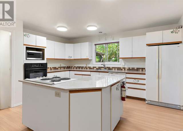 Property at 4607 West Saanich Rd, Saanich, BC V8Z 3G7, 3 beds, 2 baths