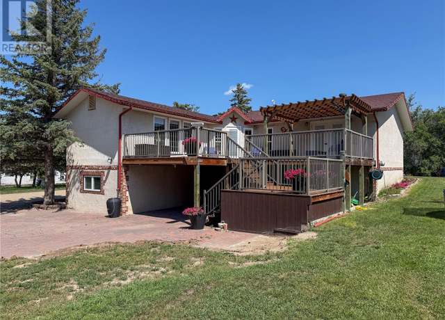 Property at 117 2nd St W, Frontier, SK S0N 0W0, 5 beds, 3 baths