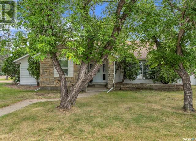 Property at 1092 111th St, North Battleford, SK S9A 3S9, 5 beds, 3 baths