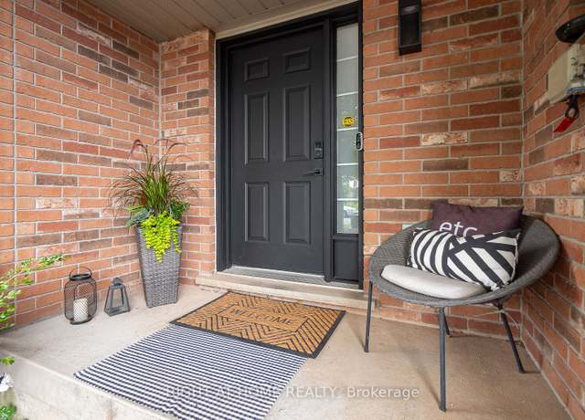 Photo of 1351 Tobyn Dr, Burlington, ON L7M 4X6