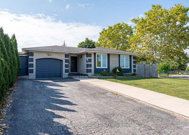 Photo of 2 Stonegate Dr, St. Catharines, ON L2P 3L1