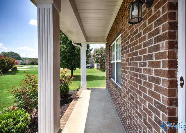 Property at 314 Ravens Crest Dr, New Market, AL 35761, 4 beds, 2.5 baths