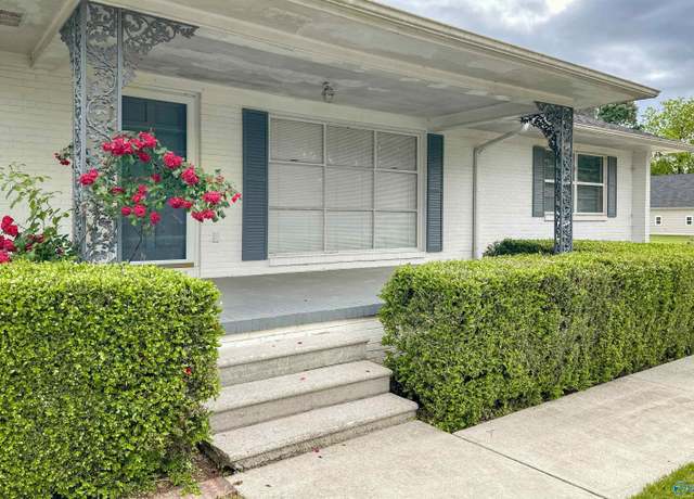 Property at 2501 Stratford Rd SE, Decatur, AL 35601, 3 beds, 2.5 baths