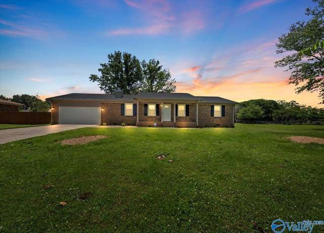 Property at 2309 Pembrook Cir SW, Huntsville, AL 35803, 3 beds, 2 baths