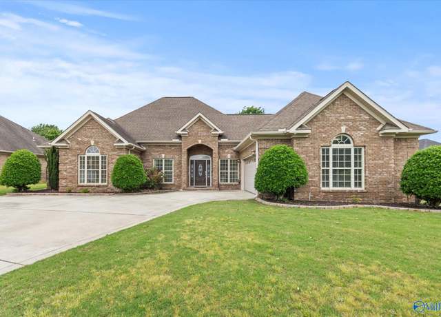 Property at 2201 Martinwood Ln SW, Decatur, AL 35603, 3 beds, 2.5 baths