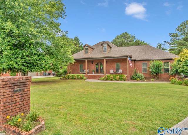 Property at 121 Lilac Cir, Guntersville, AL 35976, 3 beds, 2 baths