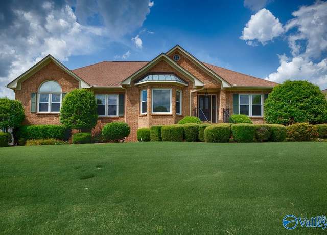 Property at 1303 Old Carriage Ln, Huntsville, AL 35802, 4 beds, 2.5 baths