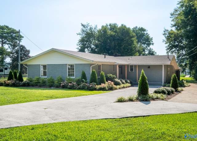 Property at 3805 Meadowwood Cir, Guntersville, AL 35976, 4 beds, 2 baths