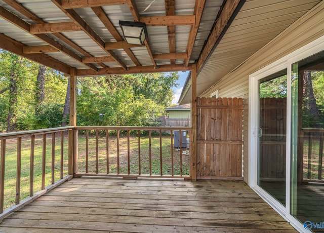Property at 1006 Royal Dr, Decatur, AL 35601, 3 beds, 1 bath
