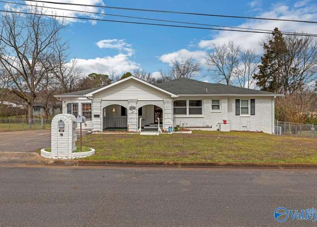 Property at 2516 Rochelle Dr NW, Huntsville, AL 35810, 3 beds, 3 baths