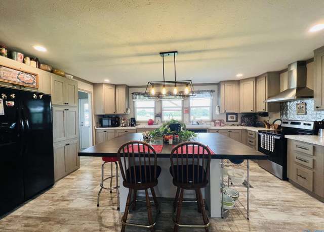 Property at 965 County Road 142, Fort Payne, AL 35967, 3 beds, 2 baths