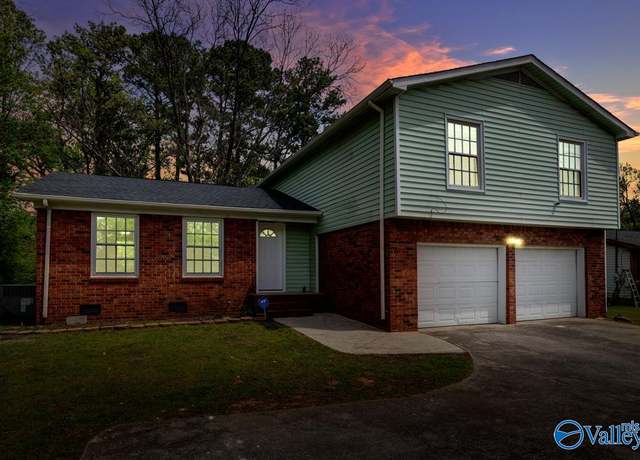 Property at 2904 Pulaski Pike NW, Huntsville, AL 35810, 4 beds, 2.5 baths