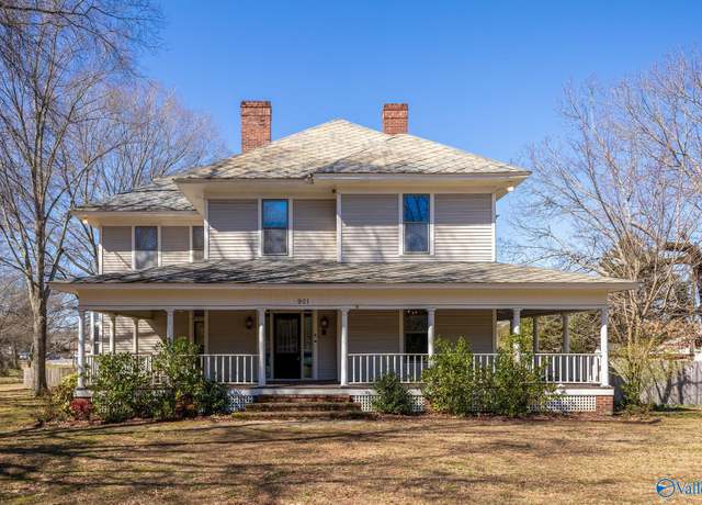 Property at 901 Corsbie St SW, Hartselle, AL 35640, 4 beds, 5 baths