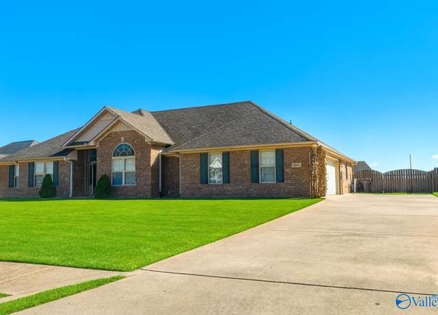 Property at 13196 Summerfield Dr, Athens, AL 35613, 4 beds, 2.5 baths