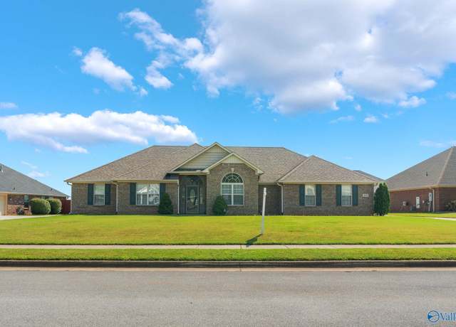 Property at 13196 Summerfield Dr, Athens, AL 35613, 4 beds, 2.5 baths