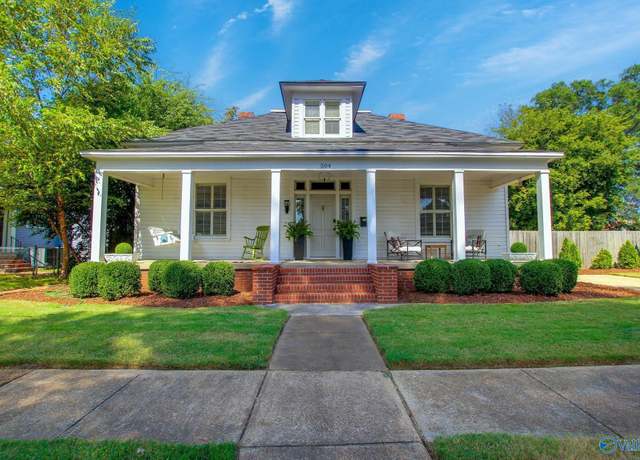 Property at 504 Walnut St NE, Decatur, AL 35601, 4 beds, 2.5 baths