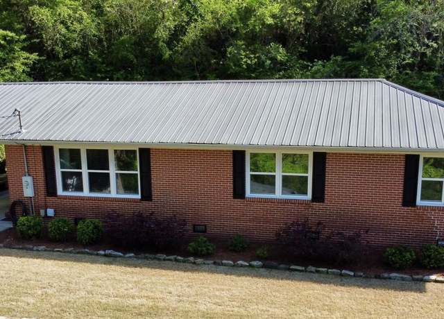Property at 1505 Tracy St, Guntersville, AL 35976, 3 beds, 2 baths