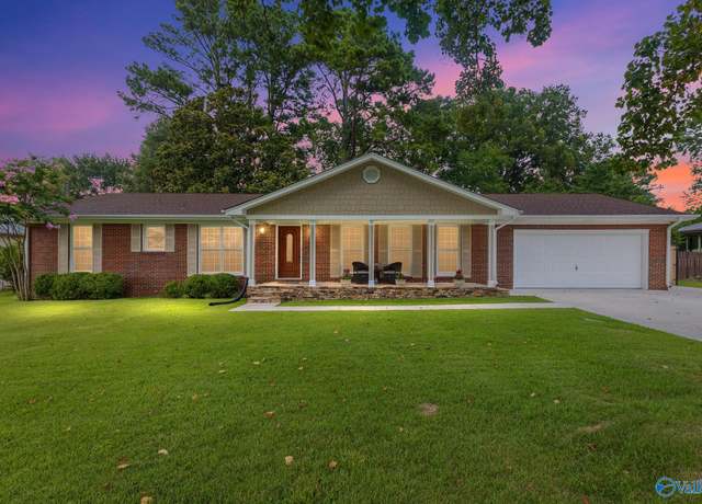 Property at 911 Riviera Ave, Huntsville, AL 35802, 3 beds, 2.5 baths
