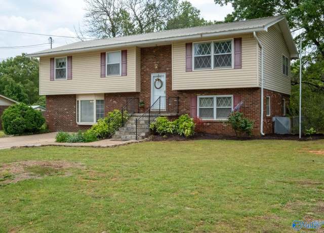 Property at 222 Lakewood Dr, Scottsboro, AL 35769, 5 beds, 2 baths