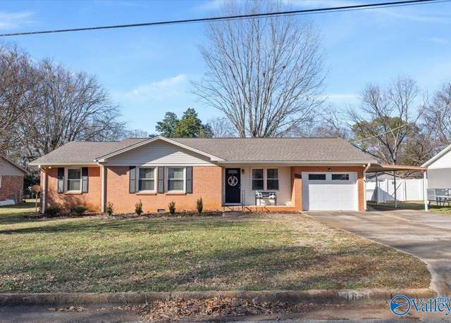 Property at 367 NW College Park Ct, Huntsville, AL 35805, 4 beds, 1.5 baths