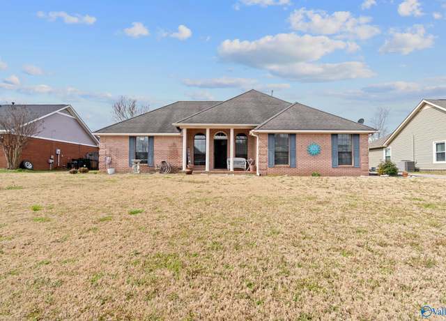 Property at 1733 Nottingham Dr SW, Decatur, AL 35603, 3 beds, 2 baths