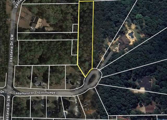 Property at 3410 Cedarhurst Dr SW, Decatur, AL 35603