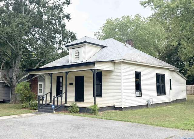 Property at 713 W Washington St, Athens, AL 35613, 3 beds, 1 bath