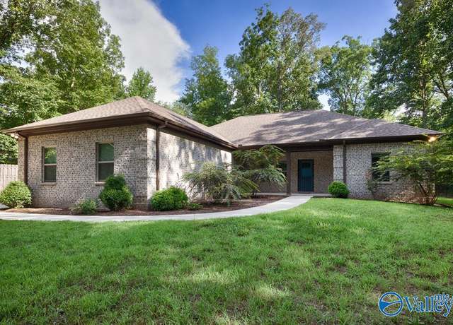Property at 28302 Jessica Dr, Toney, AL 35773, 3 beds, 2.5 baths