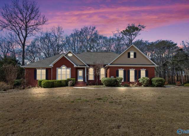Property at 17125 Forest Hills Dr, Athens, AL 35613, 3 beds, 2.5 baths