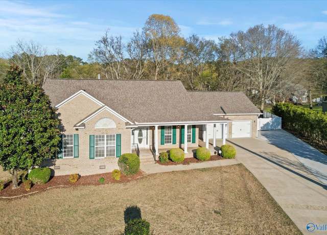 Property at 230 Azalea Cir, Guntersville, AL 35976, 3 beds, 2.5 baths