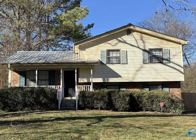 Property at 3624 Kenard Ave NW, Huntsville, AL 35810, 5 beds, 1.5 baths