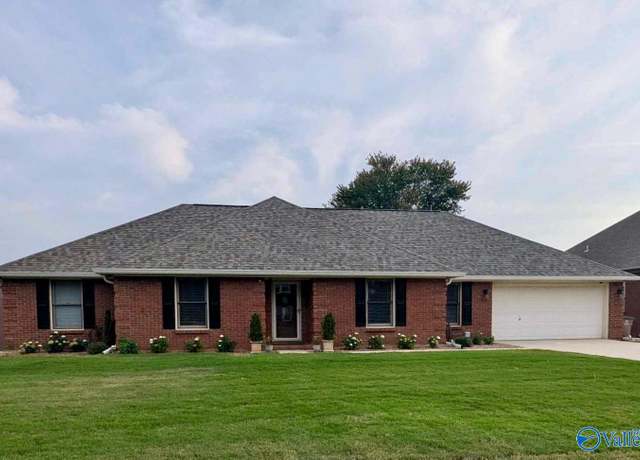 Property at 2303 Cumberland Pl SW, Decatur, AL 35603, 3 beds, 2 baths