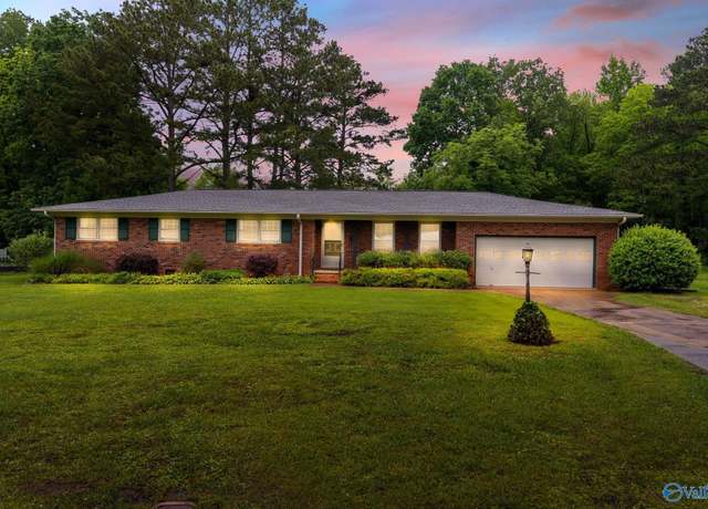 Property at 405 Franklin St, Scottsboro, AL 35768, 4 beds, 2 baths
