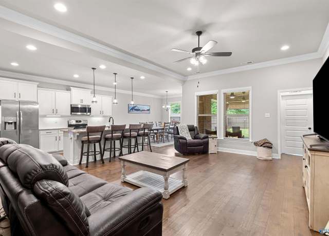 Property at 16833 Ted Childs Dr, Athens, AL 35613, 3 beds, 2 baths