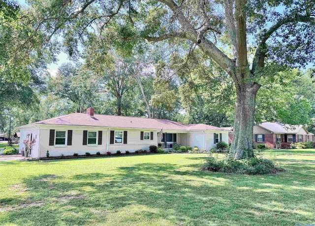 Property at 2033 Eastmeade Ave, Decatur, AL 35601, 3 beds, 2 baths