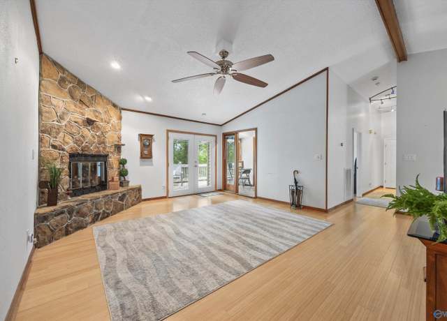 Property at 305 Riverside Dr, Huntsville, AL 35811, 4 beds, 3 baths