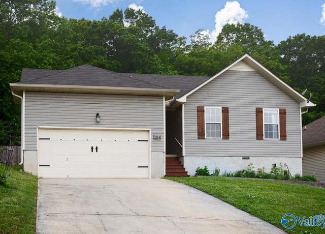 Property at 204 Hollington Dr, Huntsville, AL 35811, 3 beds, 2 baths