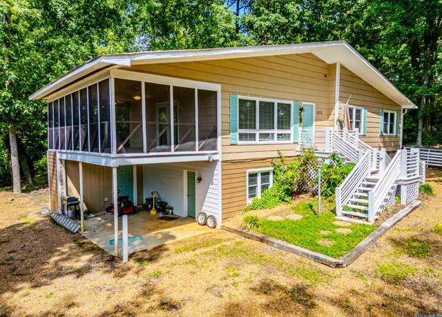 Property at 1512 Riley Rd, Guntersville, AL 35976, 4 beds, 2.5 baths