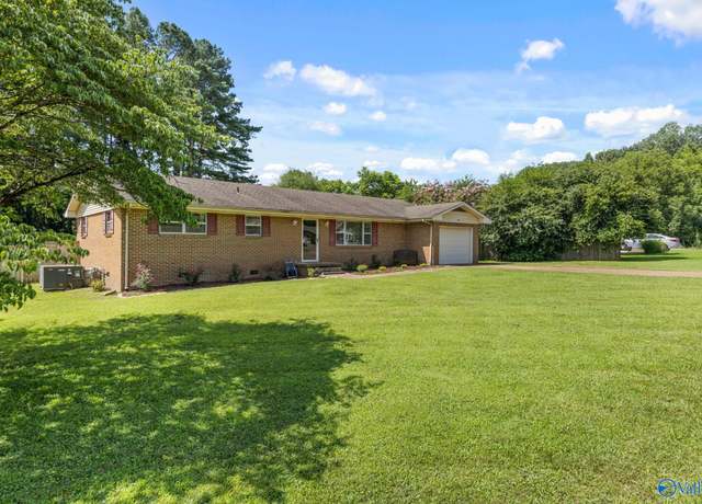 Property at 308 Acton Dr, Florence, AL 35634, 3 beds, 2 baths