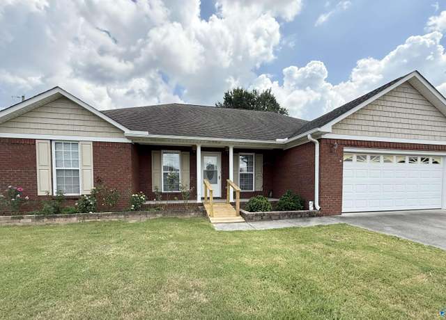 Property at 302 Twin Oaks Dr NW, Hartselle, AL 35640, 3 beds, 2 baths
