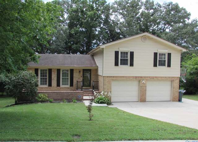 Property at 716 Versailles Dr, Huntsville, AL 35803, 5 beds, 3.5 baths