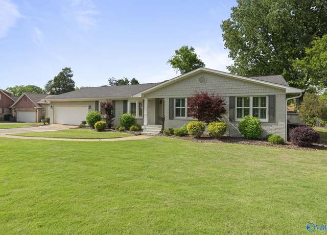 Property at 406 Zandale Dr SW, Huntsville, AL 35801, 4 beds, 3 baths