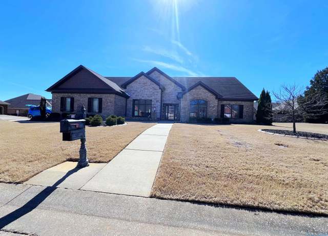 Property at 104 Newport Dr, Florence, AL 35630, 3 beds, 2 baths