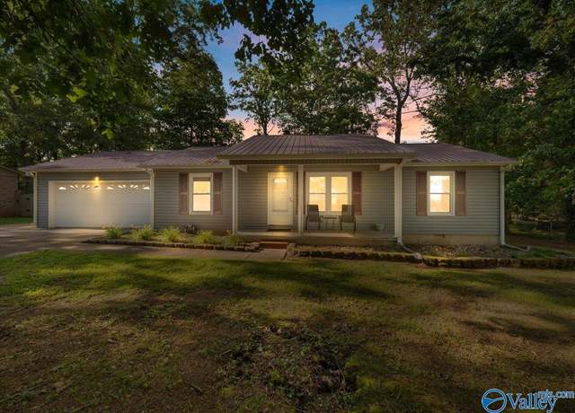 Property at 140 Oakcrest Rd, Huntsville, AL 35811, 3 beds, 2 baths