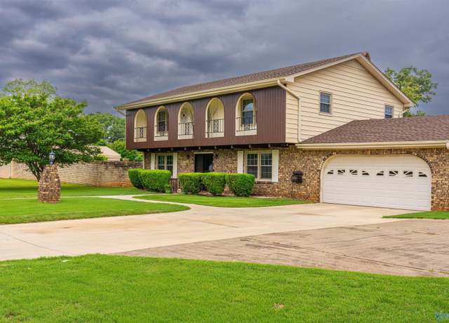 Property at 2005 Jackson Ave, Muscle Shoals, AL 35661, 3 beds, 2.5 baths