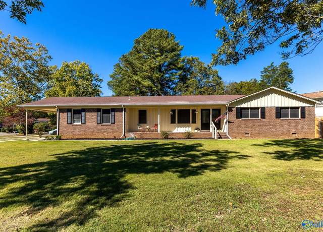 Property at 3900 NW Gardenside Dr NW, Huntsville, AL 35810, 3 beds, 2.5 baths