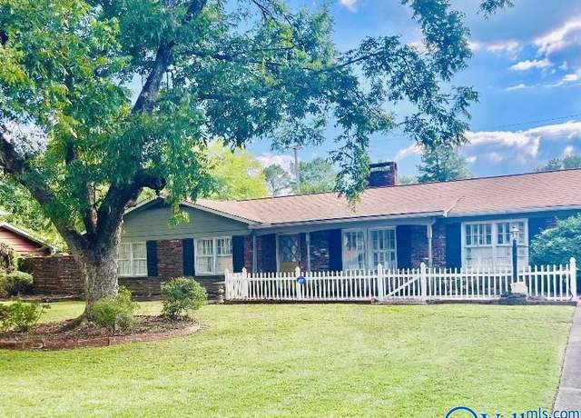 Property at 2421 Crestview Dr, Decatur, AL 35601, 3 beds, 2.5 baths