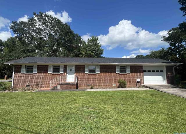 Property at 1800 Smith St SW, Hartselle, AL 35640, 4 beds, 2 baths