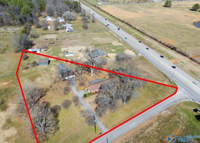 Property at 929 Chase Rd, Huntsville, AL 35811, 3 beds, 1.5 baths