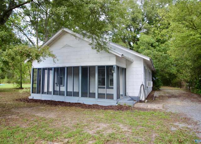 Property at 326 North River St, Centre, AL 35960, 3 beds, 2 baths